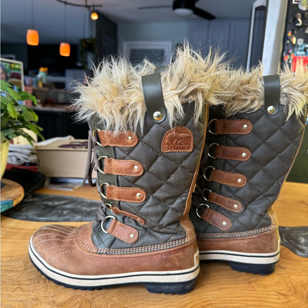 Sorel Tofino Women’s Quilted Brown and Green Waterproof Boots with Fur Trim